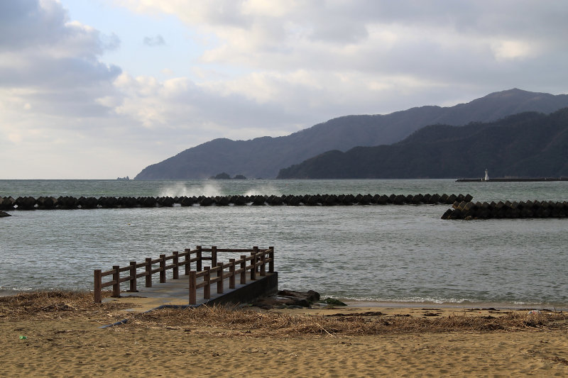 Waves crashing against the tetrapod barriers