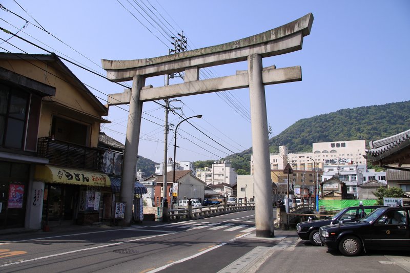 Stone gate marking the entrance to Kotohira