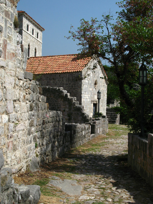 Partly-cobbled lane and Church of St. Veneranda