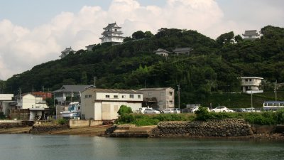 Hirado-jō and harborside buildings