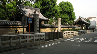 Outer walls of Shōfuku-ji