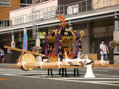 Unattended palanquin