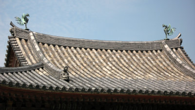 Copper phoenixes atop the Hōō-dō