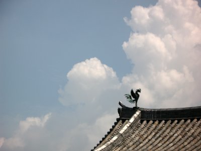 Corner of the roof with phoenix sculpture