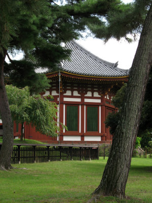 Nanen-dō viewed through the trees
