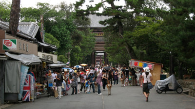 The long approach to Tōdai-ji