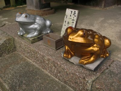 Frog kami with offering box