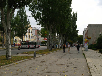 Cracked pavement along ul 25 Oktober