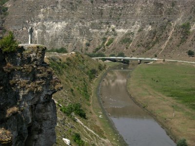 Clifftop cross and the lazy Răut