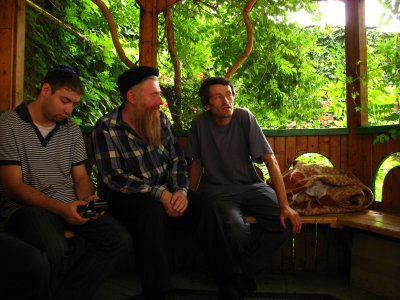 Having a chat in the synagogue garden