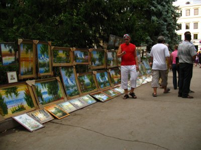 Local art for sale off Bulevardul Ştefan cel Mare