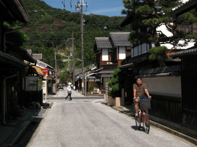 Cycling along Shinmachi-dōri