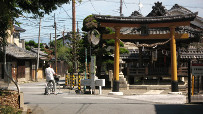 Stopping beside Kōfuku Inari-jinja