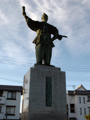 Statue of Ōda Nobunaga outside the station