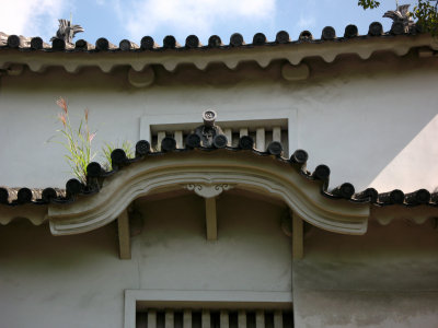 Cross emblem above an eave of the Ni-no-mon