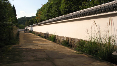 Line of plastered walls, Kōko-en