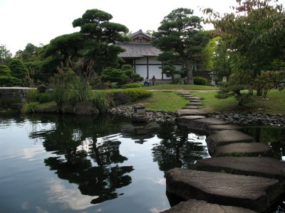 Pondside path, Oyashiki-no-niwa (Kōko-en)