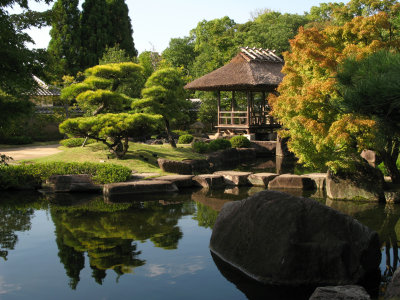 Pavilion and pond at the Nagare-no-hireniwa