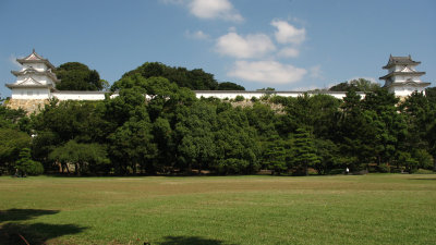 View across the park to Akashi-jō's remnant tower