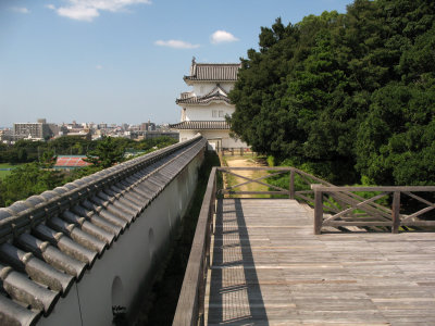 Stretch of wall leading to the Hitsujisaru-yagura
