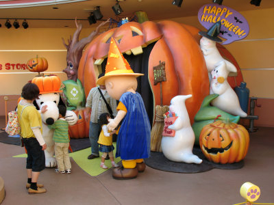 Halloween Snoopy and Charlie Brown photo op