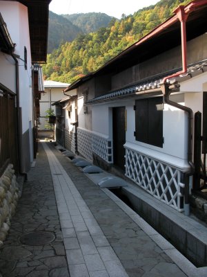 Alley between a set of kura in Ue-no-dan