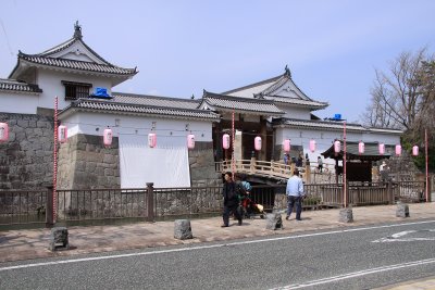 Hanami lanterns outside the Higashi-mon