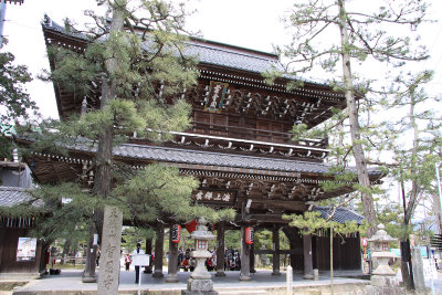 Main gate into Chion-ji