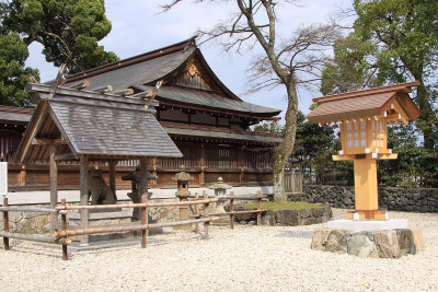 Beside the main hall of Kono-jinja