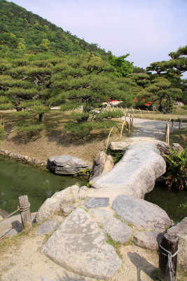 Small rock bridge in Ritsurin-kōen