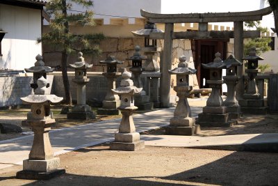 Row of lanterns and stone gate, Imabari-jō