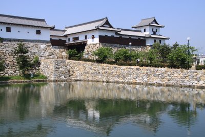 Kurogane-gomon and castle moat