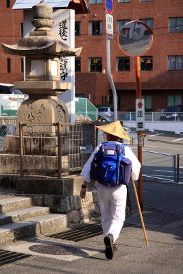 Ō-henro pilgrim in the Dōgō backstreets
