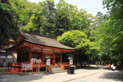 Vermilion shrine on the path up to the Oku-sha
