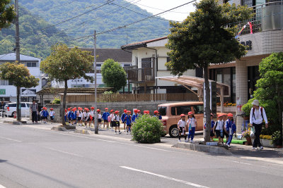 Elementary school kids on an outing, Zentsū-ji