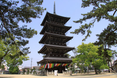 Five-tiered pagoda at Zentsū-ji