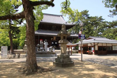 Outer main hall, Zentsū-ji