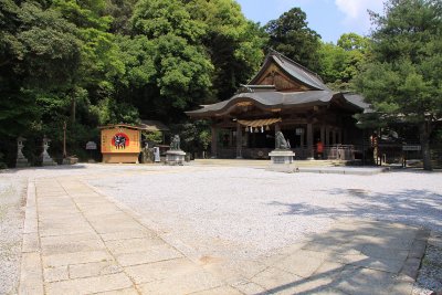 Inner courtyard of Warei-jinja