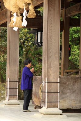 Woman praying at Warei-jinja
