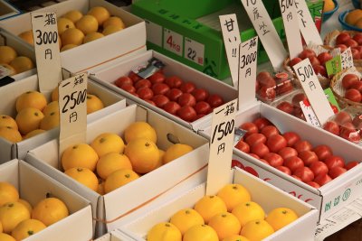 Fresh citrus fruit and tomatoes for sale