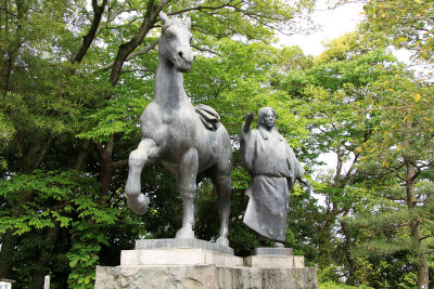 Bronze statue of Katsutoyo's wife Chiyo