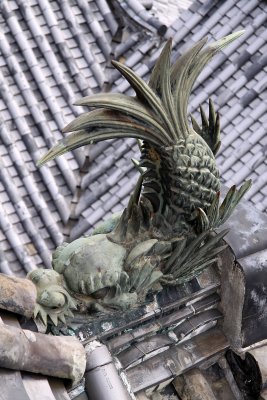 Bronze shachi atop Kōchi-jō's donjon roof