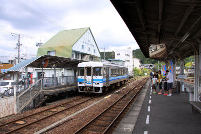 Train stopped at Kubokawa Station