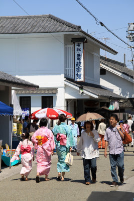 Yukata-clad girls and nearby Tie-Dyeing Museum