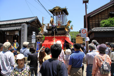 Group of spectators beside the Jingū-kogo-sha
