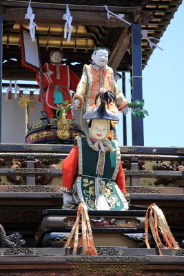 Dolls atop the Karako-sha float