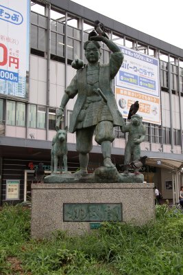 Momotarō statue outside the station