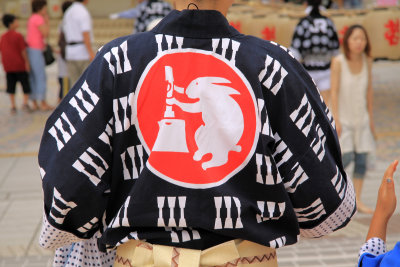 Shirt motif of a rabbit making mochi