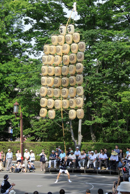 Head balancing act in Senshū-kōen