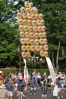 Banners fluttering below the kantō